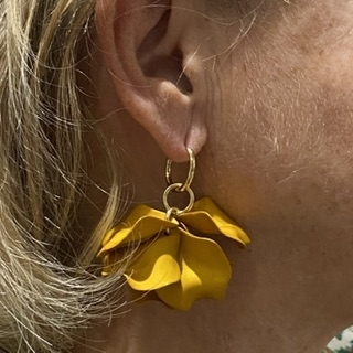 Boucles d’oreilles pétales de fleurs sur créoles Made in France